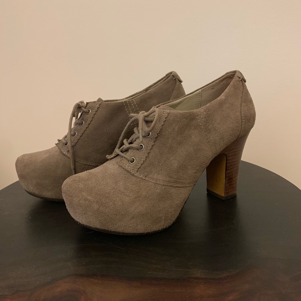 hinge Oxford heels